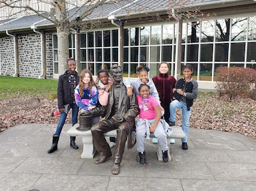  Group of Leasure Elementary Students at Gettysburg standing around a statue of Abraham Lincoln