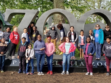  Leasure students standing in front of the Philadelphia Zoo Statue