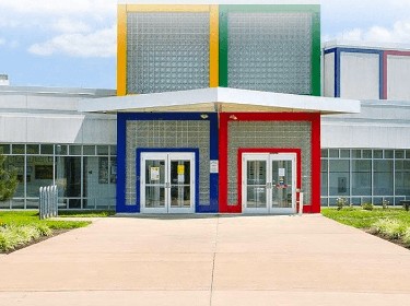 The front of the Keene Elementary School in Newark, DE.